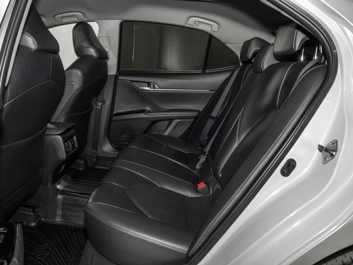 Toyota Camry 2020 - фото автомобиля