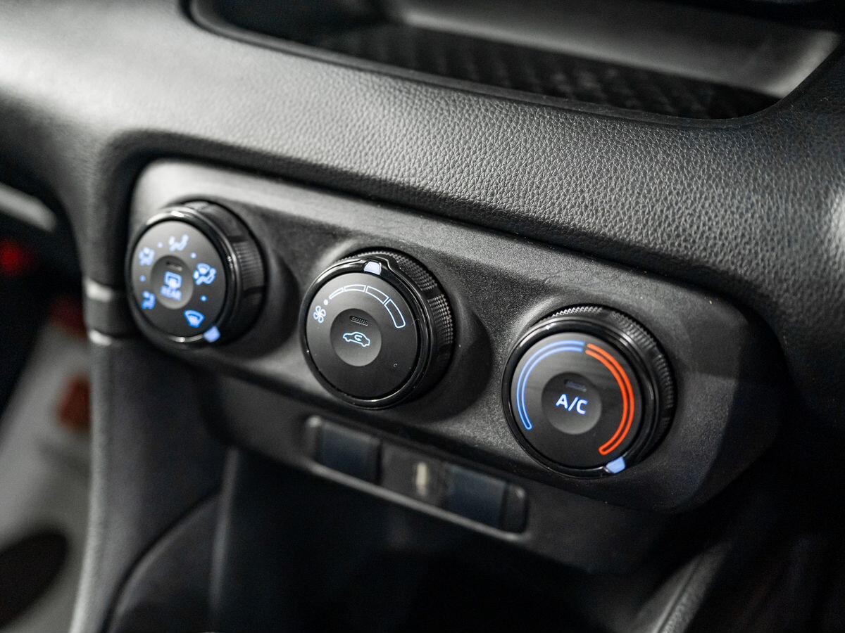 Toyota Yaris 2020 - фото автомобиля