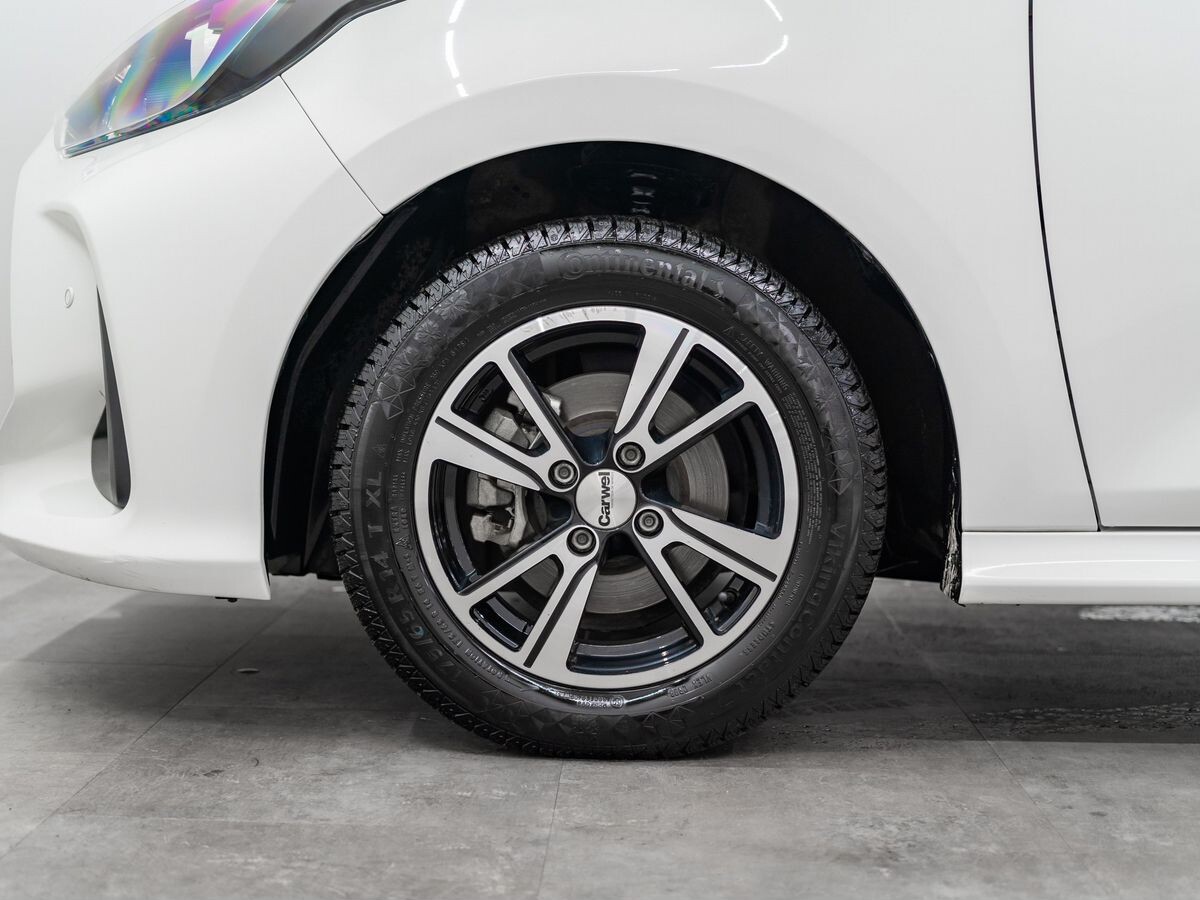 Toyota Yaris 2020 - фото автомобиля