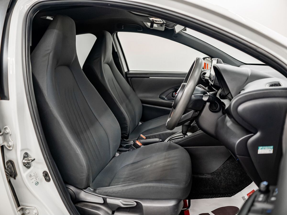 Toyota Yaris 2020 - фото автомобиля