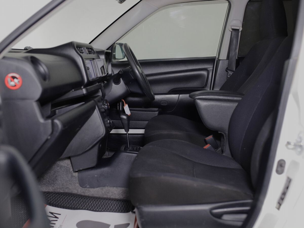 Toyota Succeed 2016 - фото автомобиля