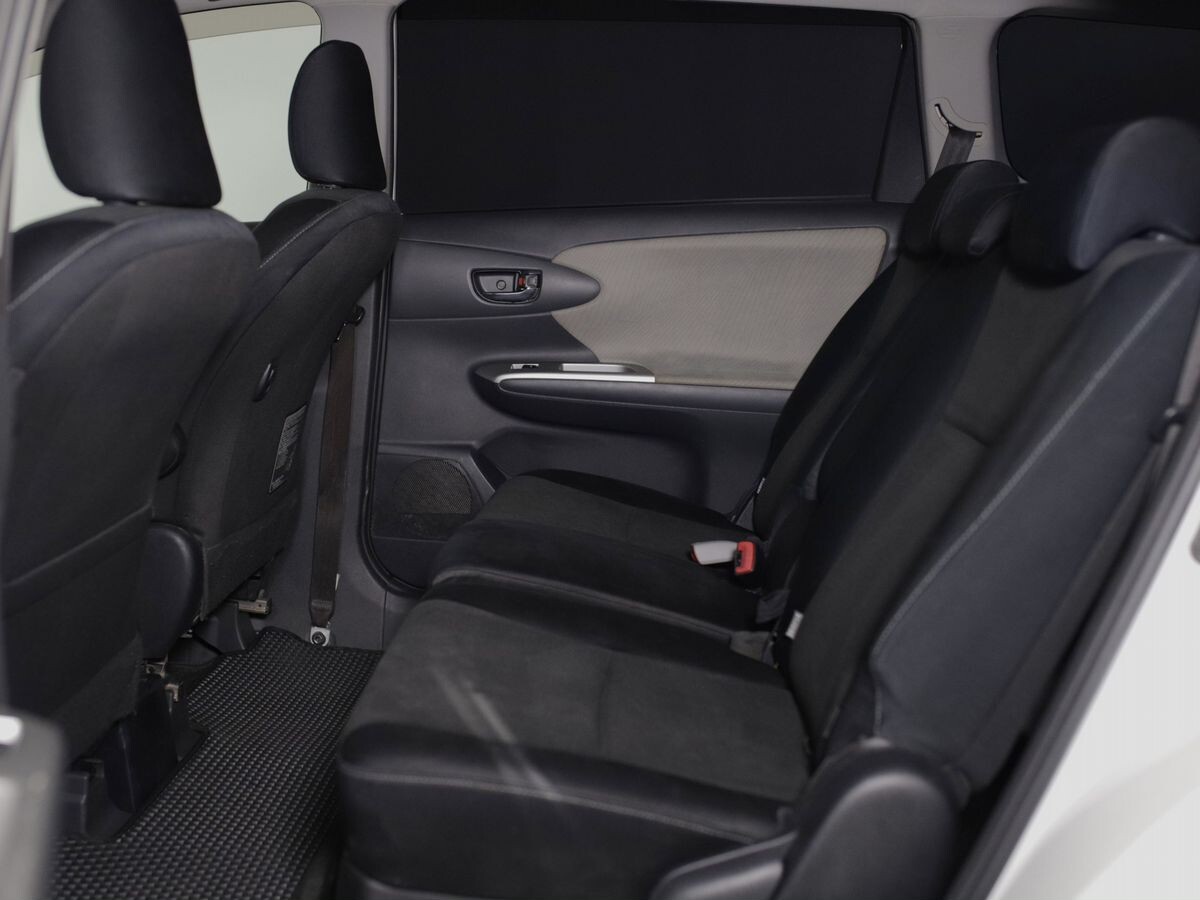 Toyota Wish 2010 - фото автомобиля