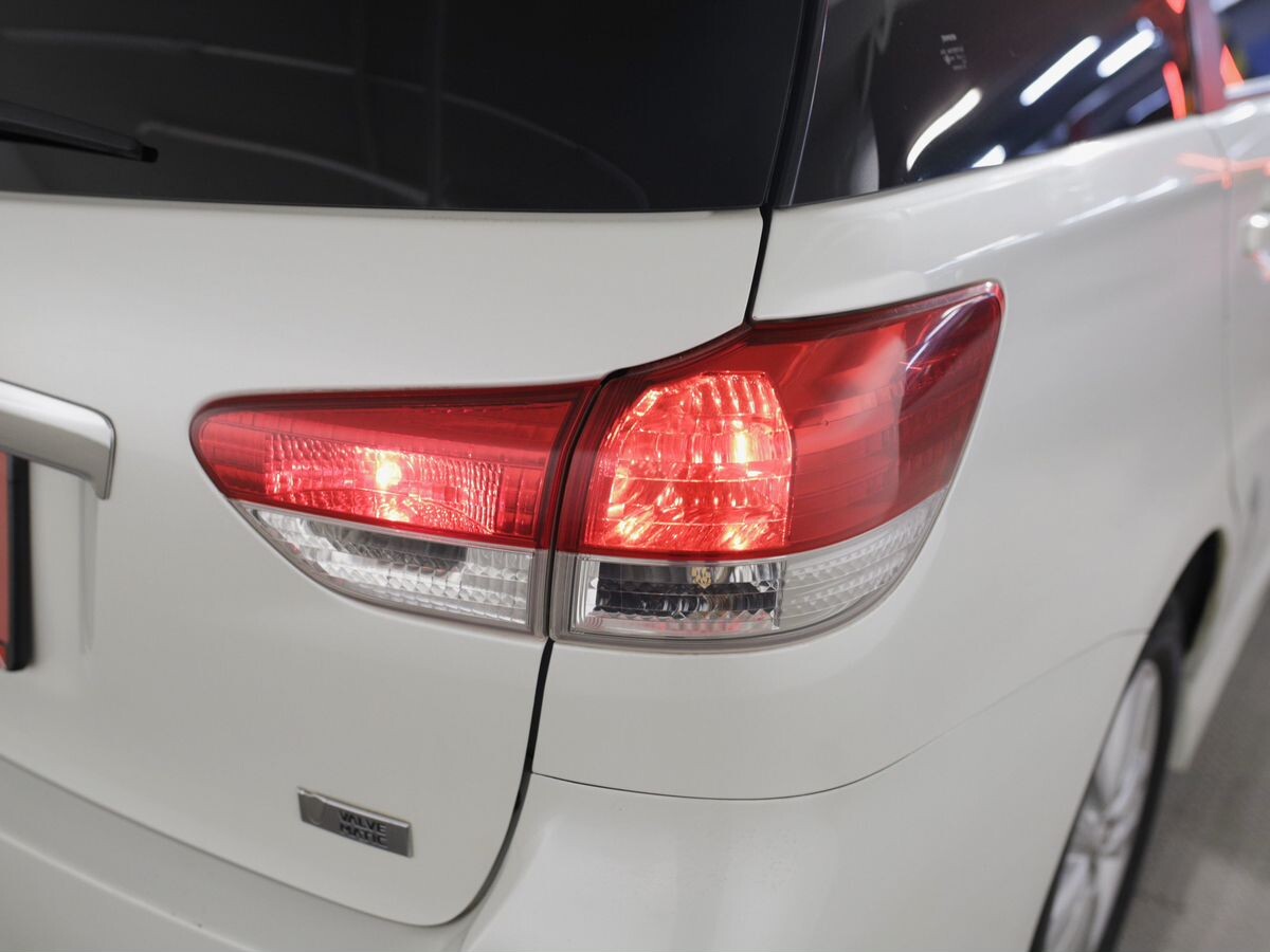 Toyota Wish 2010 - фото автомобиля