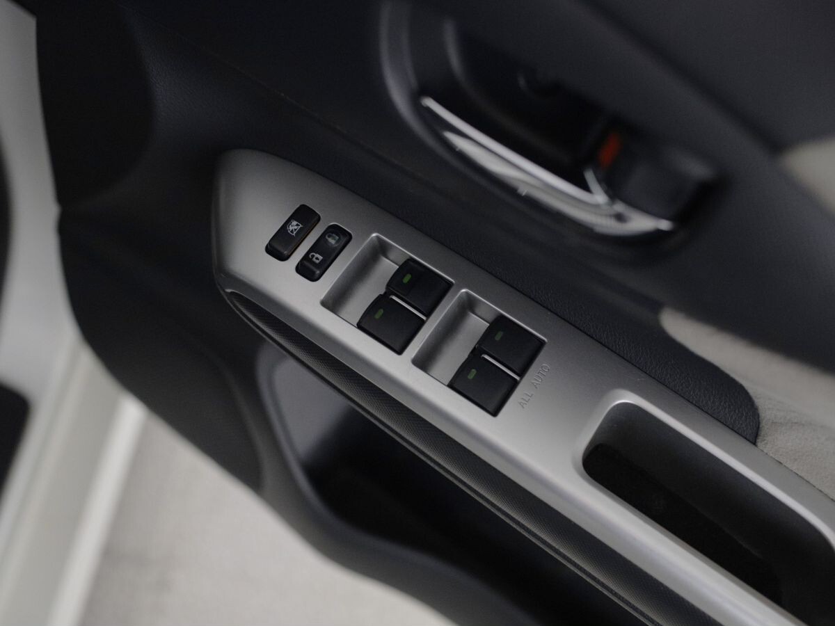 Toyota Wish 2010 - фото автомобиля