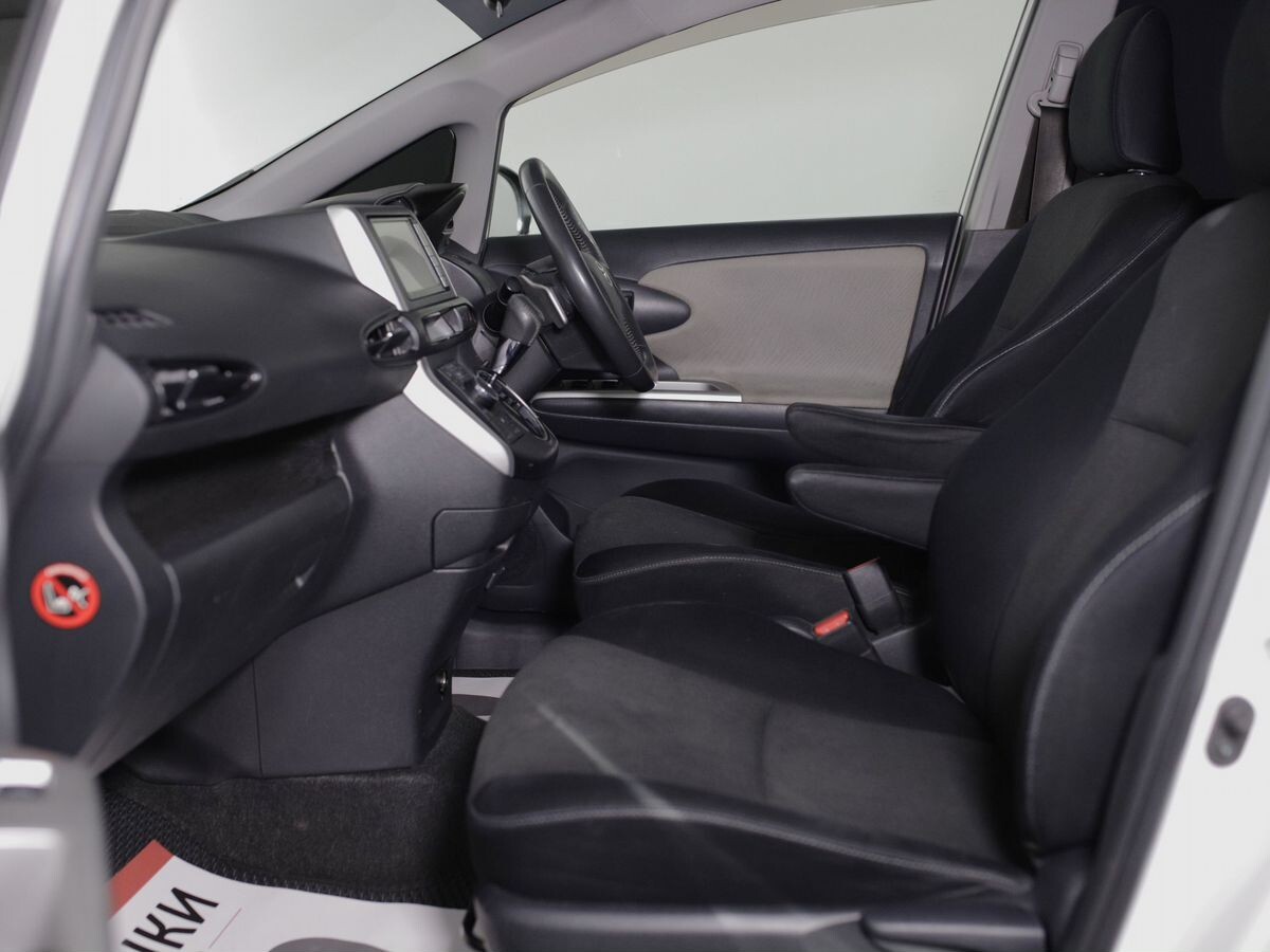 Toyota Wish 2010 - фото автомобиля