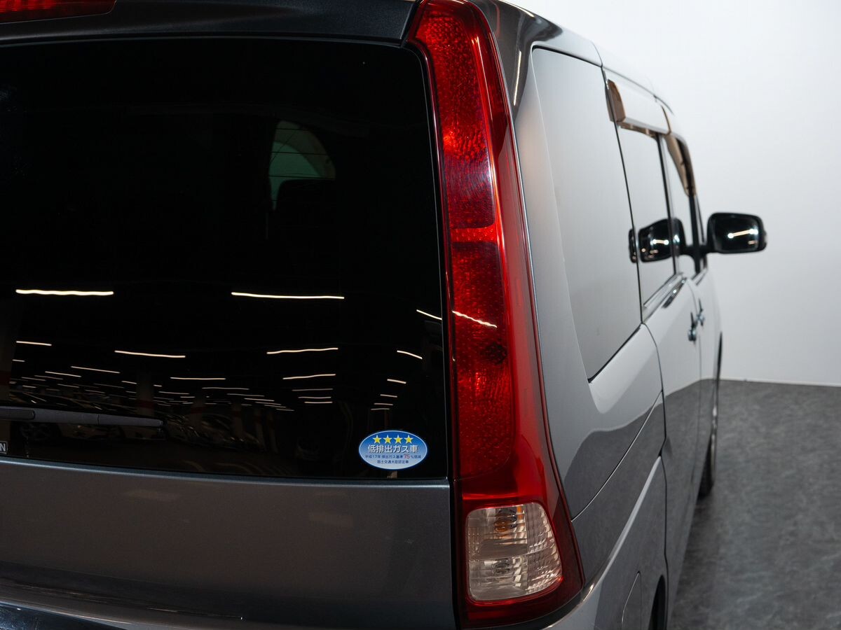 Nissan Serena 2010 - фото автомобиля