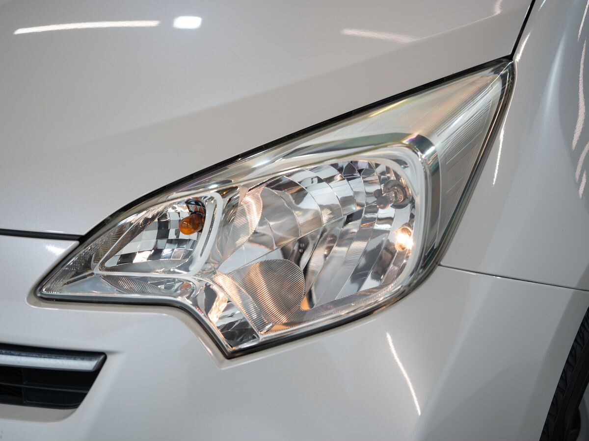 Toyota Ractis 2011 - фото автомобиля