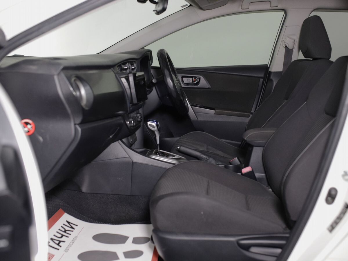 Toyota Auris 2014 - фото автомобиля