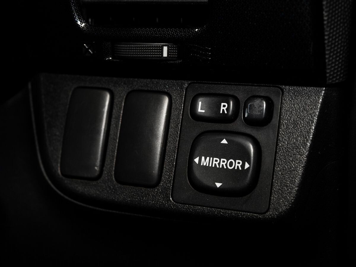 Toyota Wish 2005 - фото автомобиля