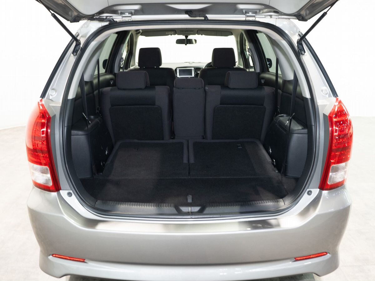 Toyota Wish 2005 - фото автомобиля