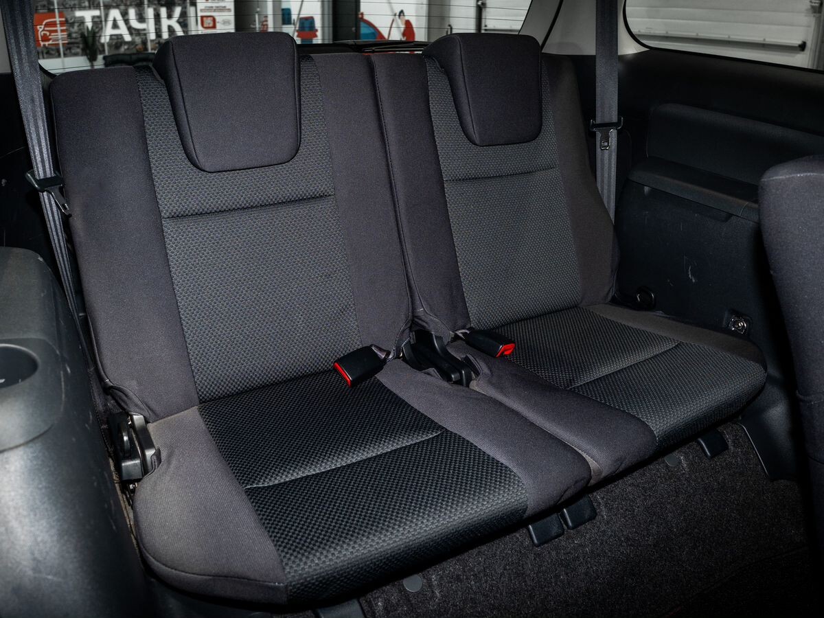 Toyota Wish 2005 - фото автомобиля