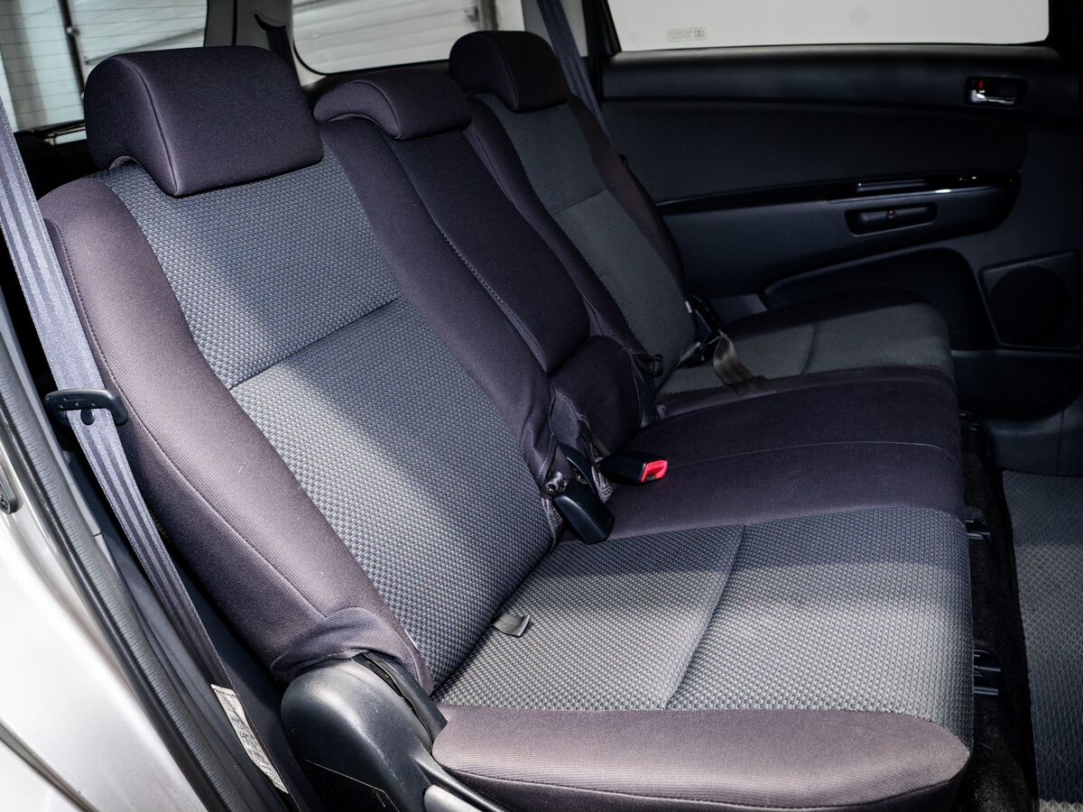 Toyota Wish 2005 - фото автомобиля