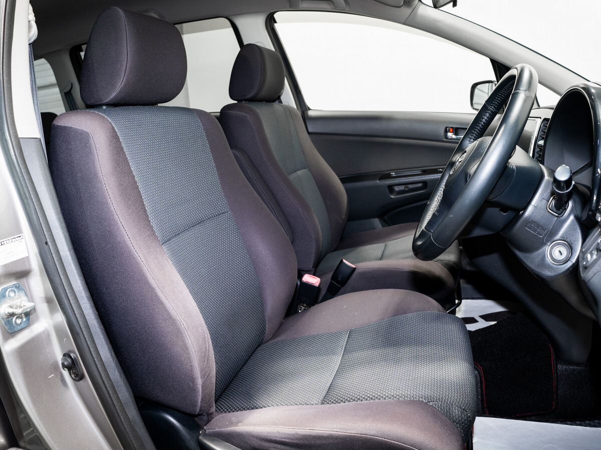 Toyota Wish 2005 - фото автомобиля