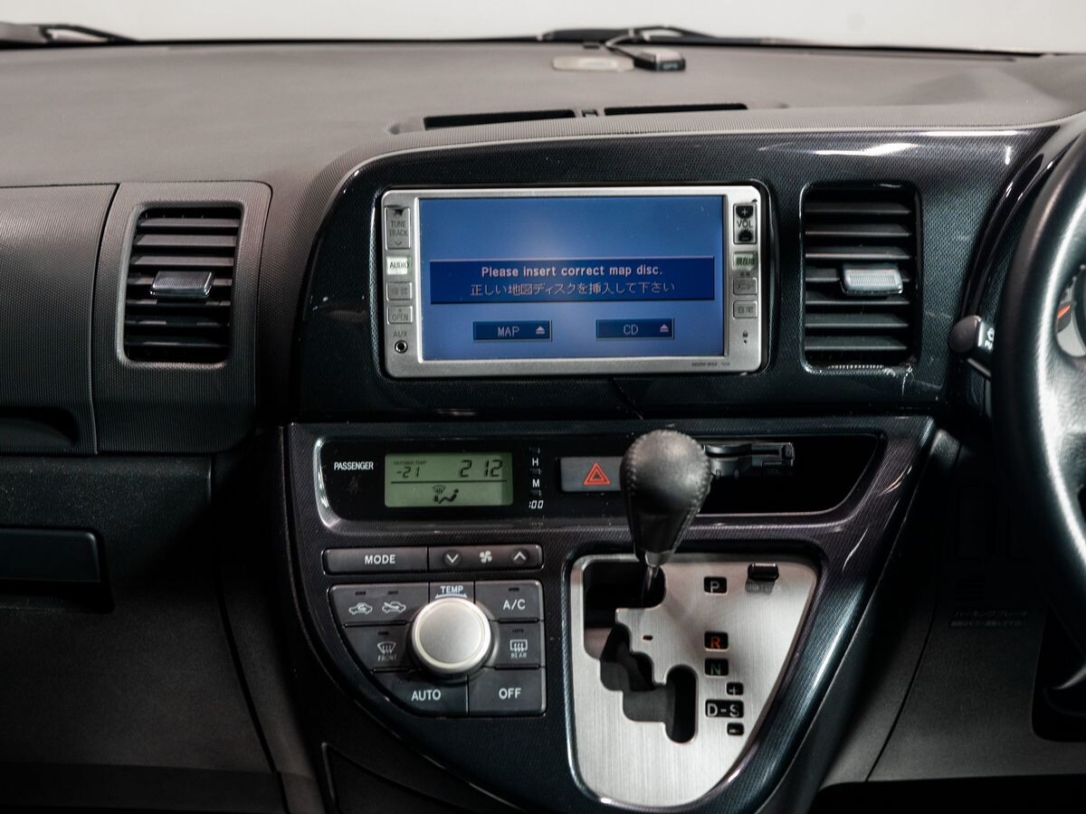 Toyota Wish 2005 - фото автомобиля