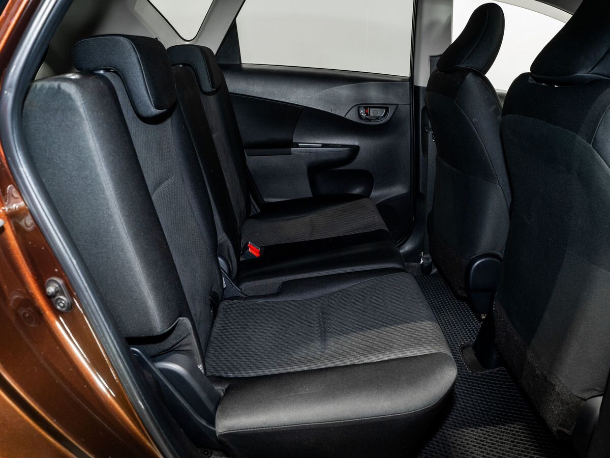 Toyota Ractis 2011 - фото автомобиля