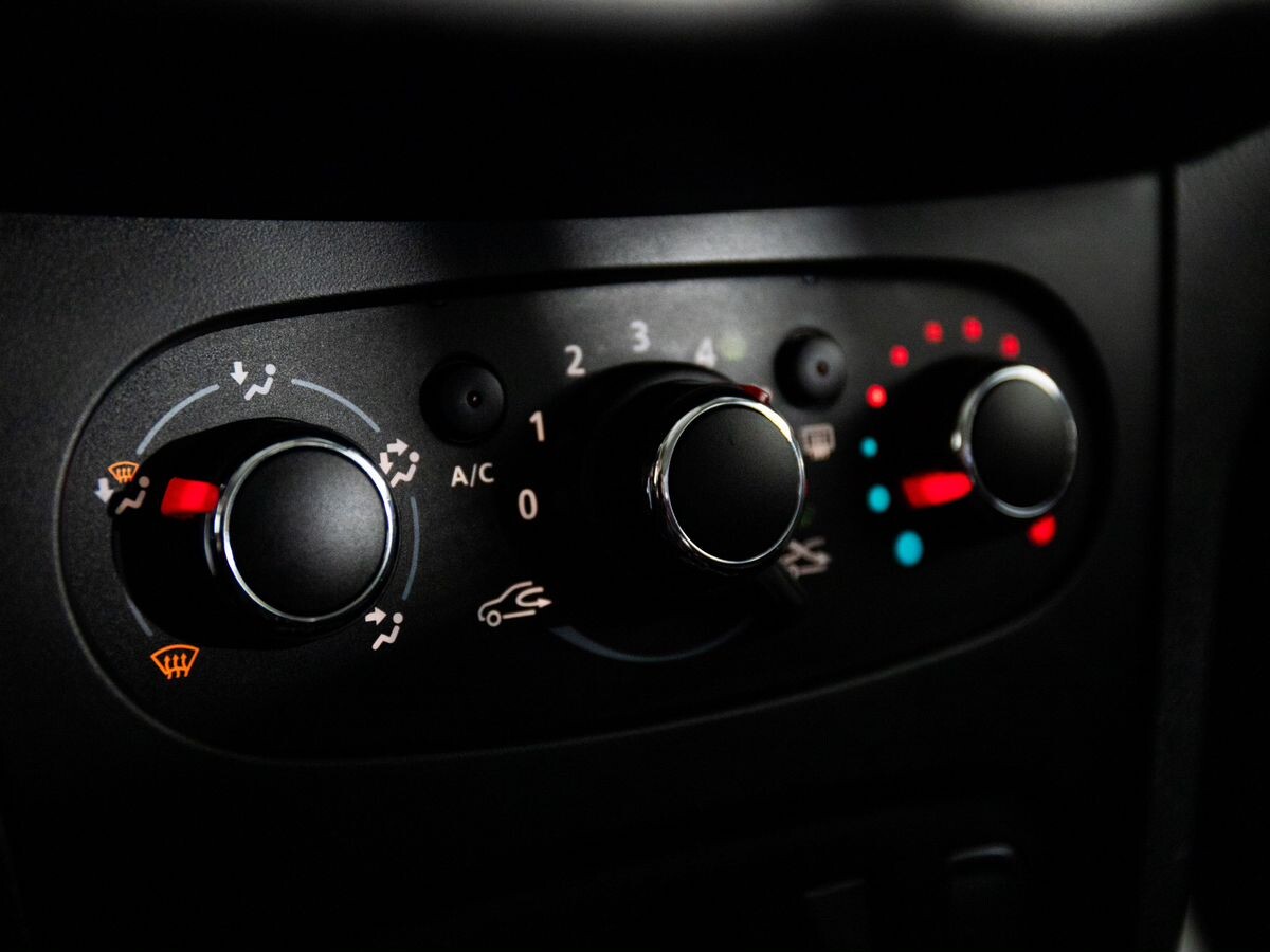 Renault Logan 2015 - фото автомобиля