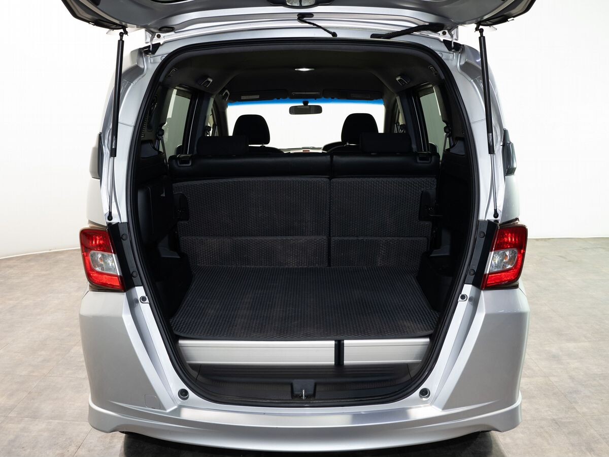 Honda Freed 2010 - фото автомобиля