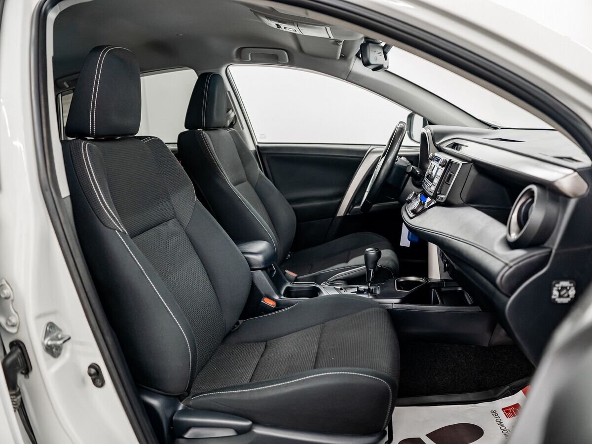 Toyota RAV4 2019 - фото автомобиля