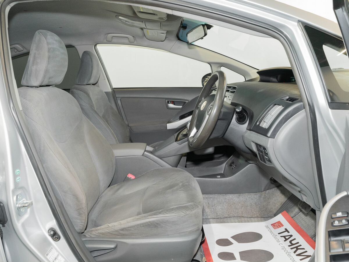 Toyota Prius 2010 - фото автомобиля