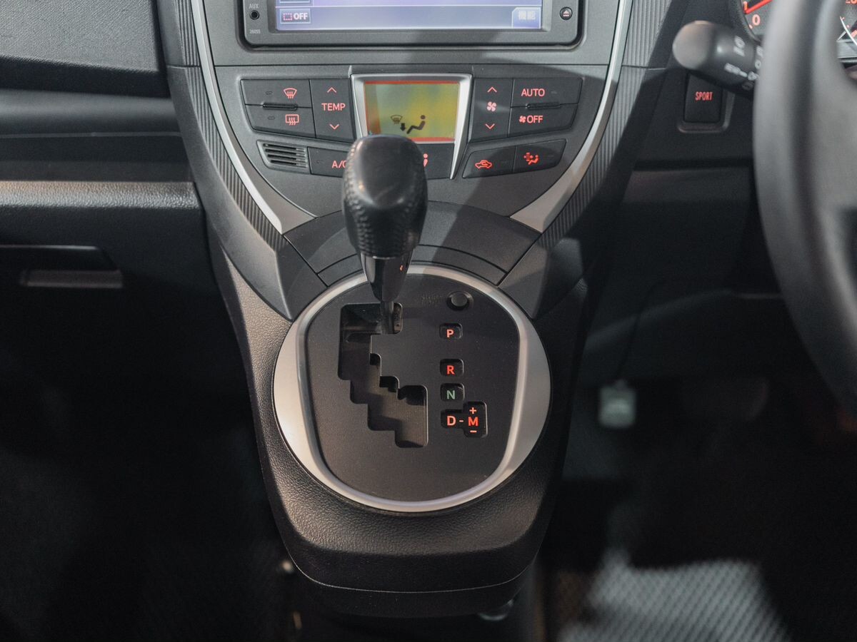 Toyota Ractis 2011 - фото автомобиля