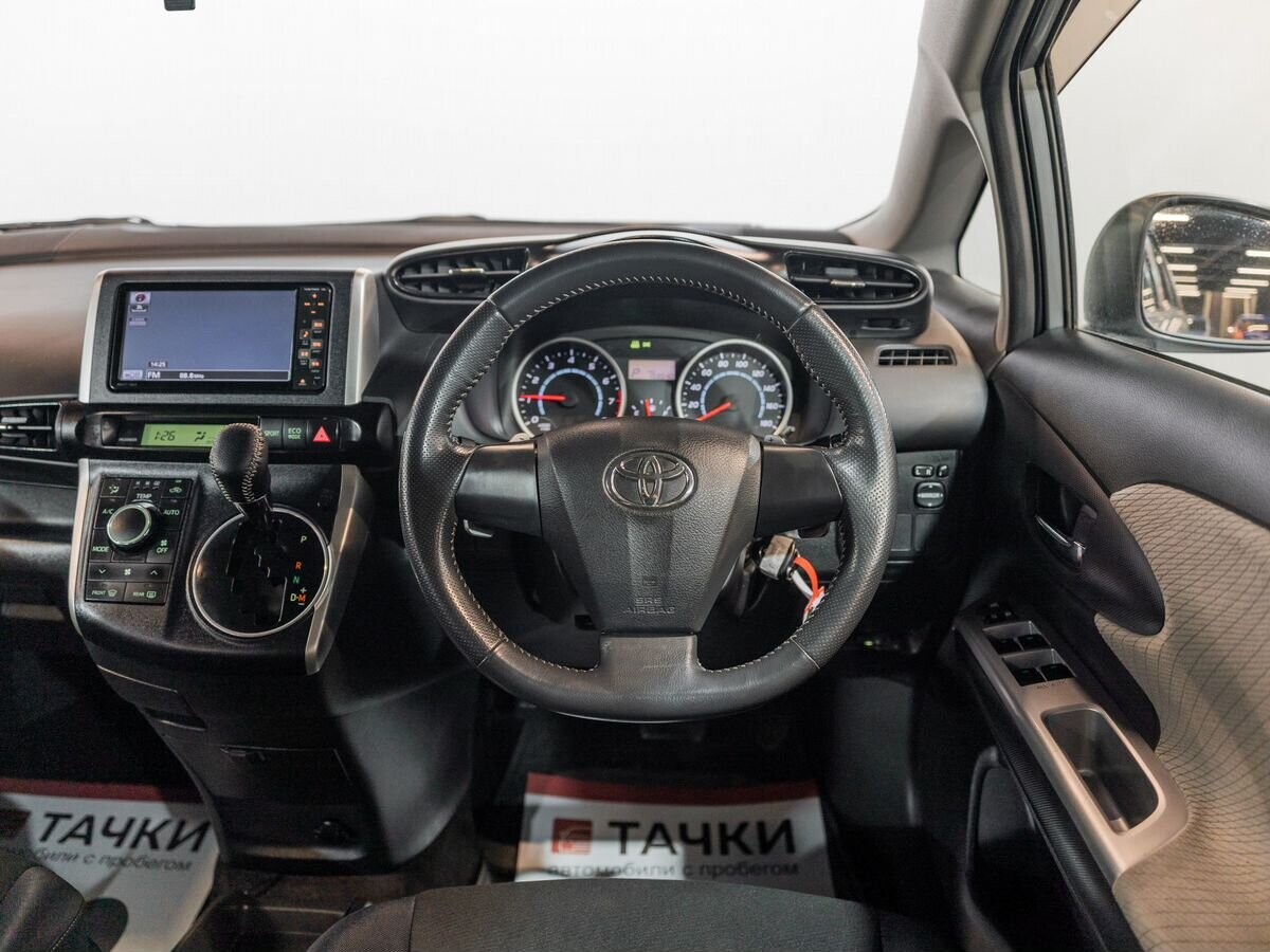 Toyota Wish 2011 - фото автомобиля