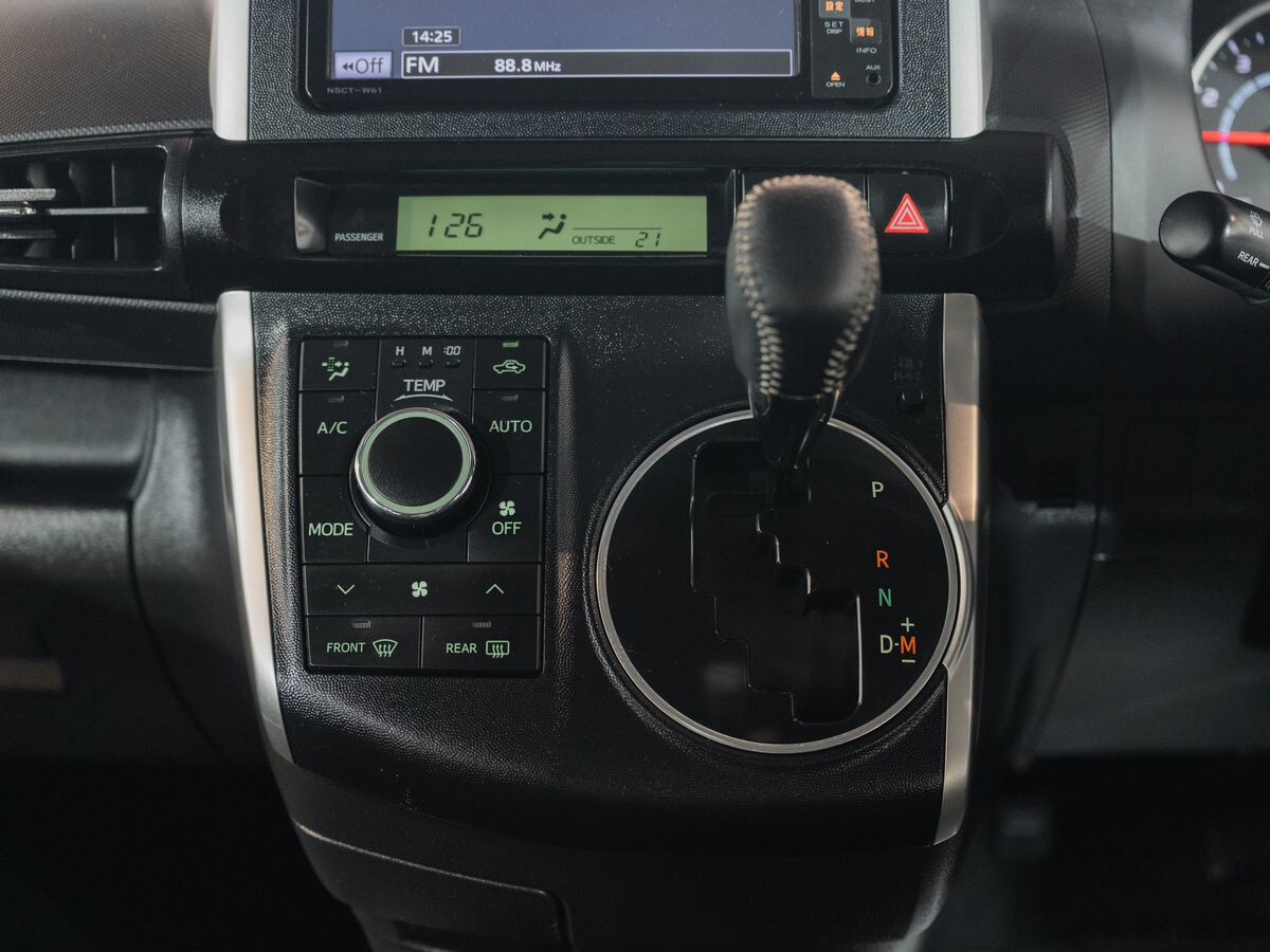 Toyota Wish 2011 - фото автомобиля