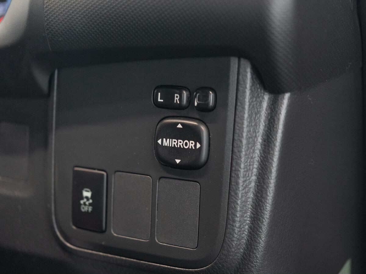 Toyota Wish 2011 - фото автомобиля