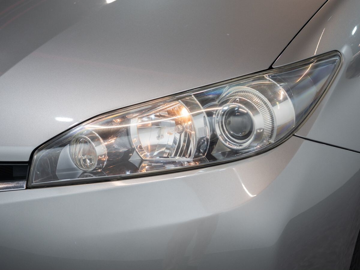 Toyota Wish 2011 - фото автомобиля