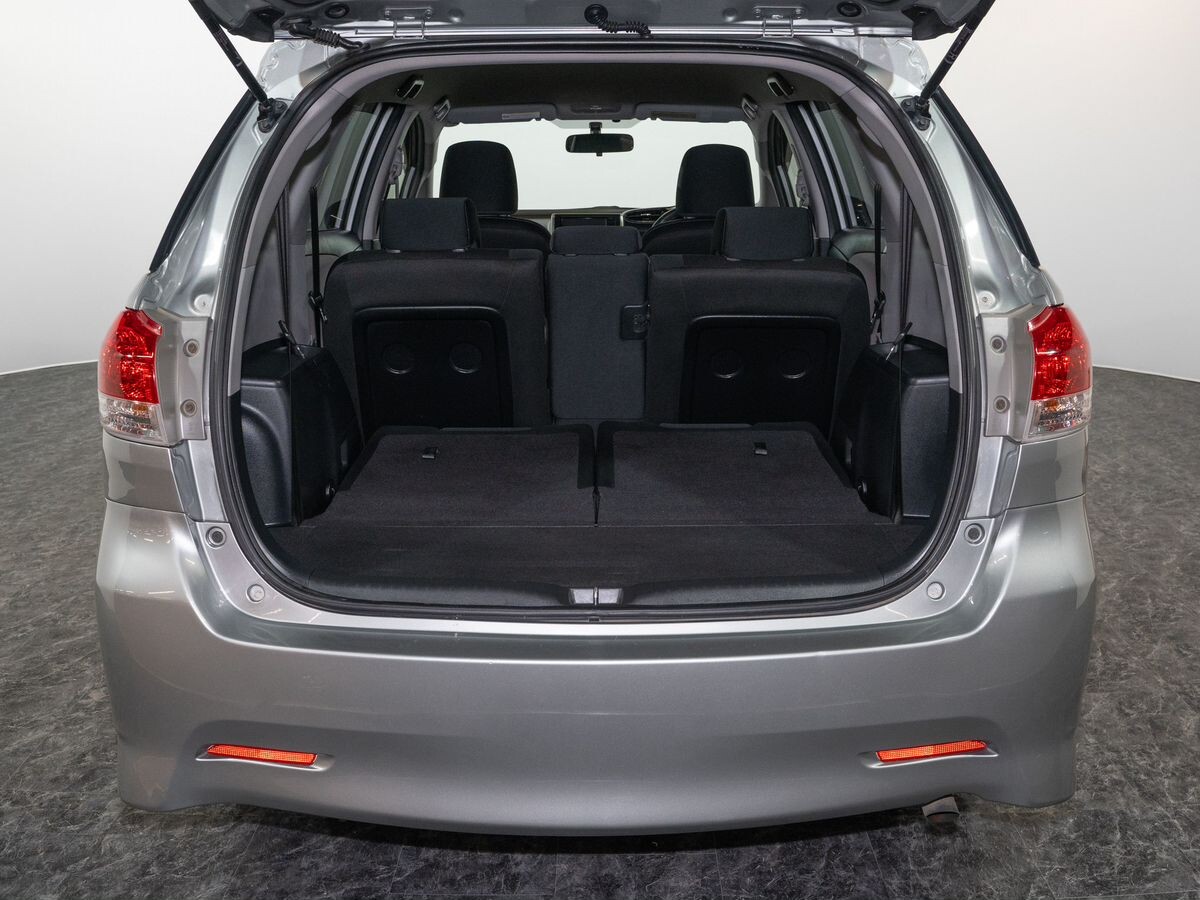 Toyota Wish 2011 - фото автомобиля