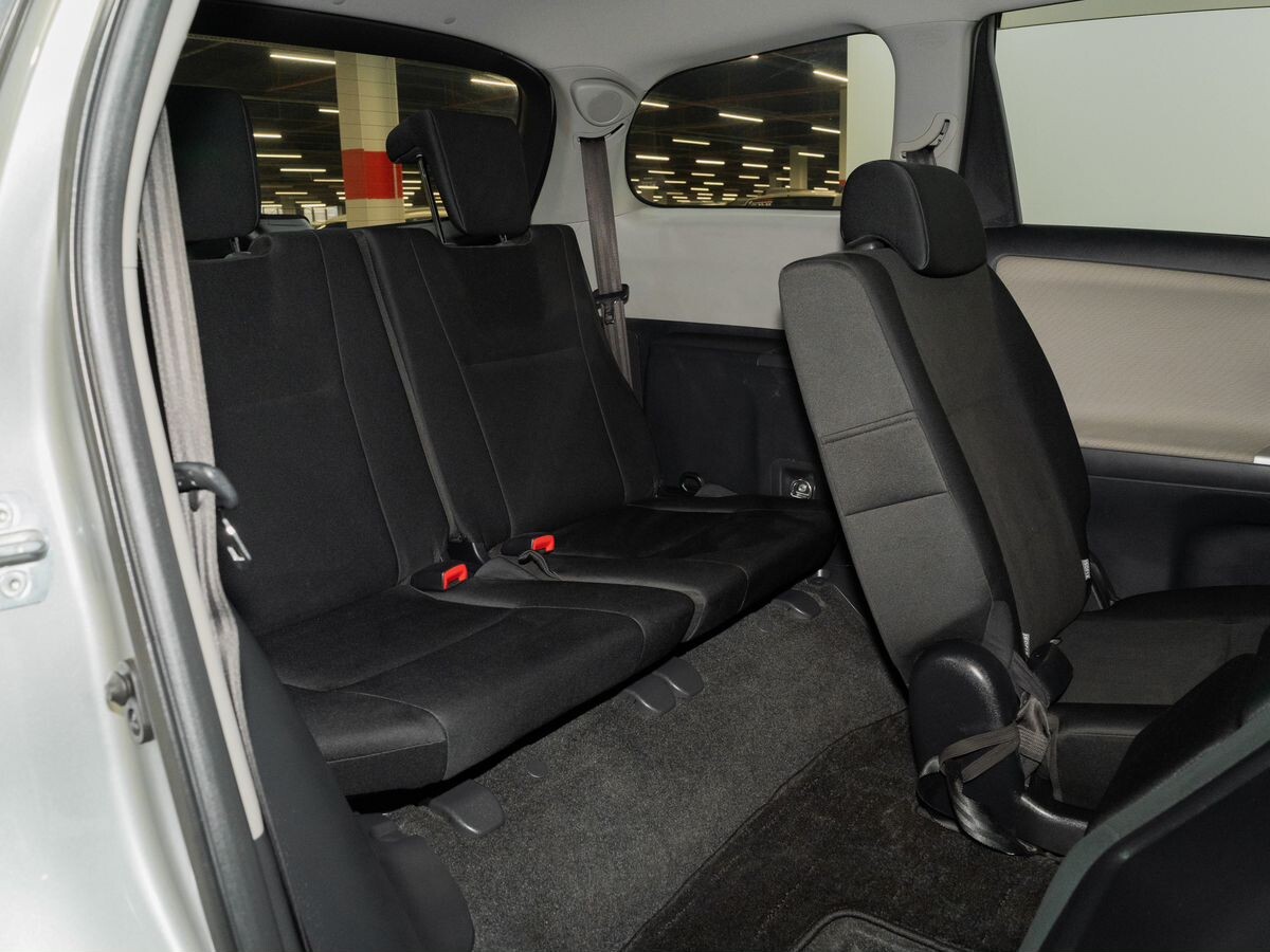 Toyota Wish 2011 - фото автомобиля