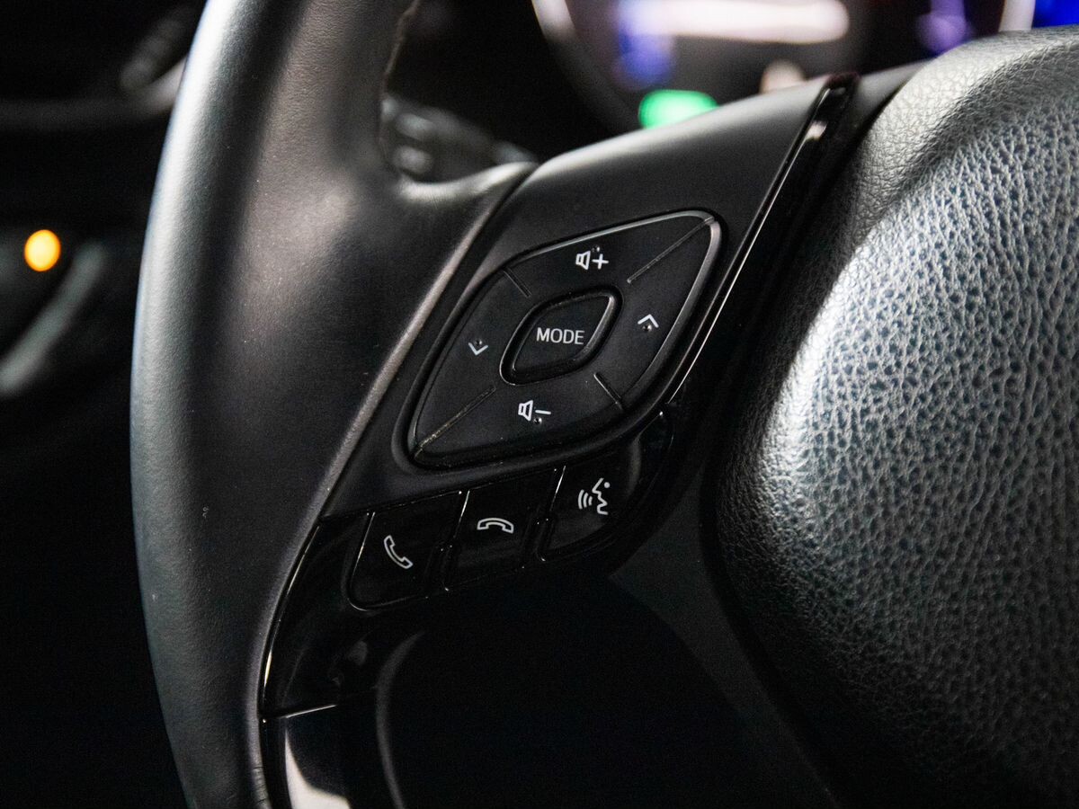 Toyota C-HR 2017 - фото автомобиля