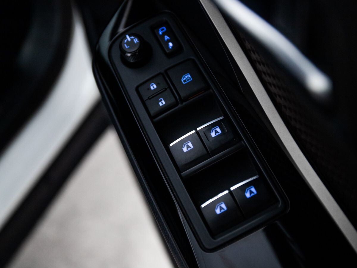 Toyota C-HR 2017 - фото автомобиля