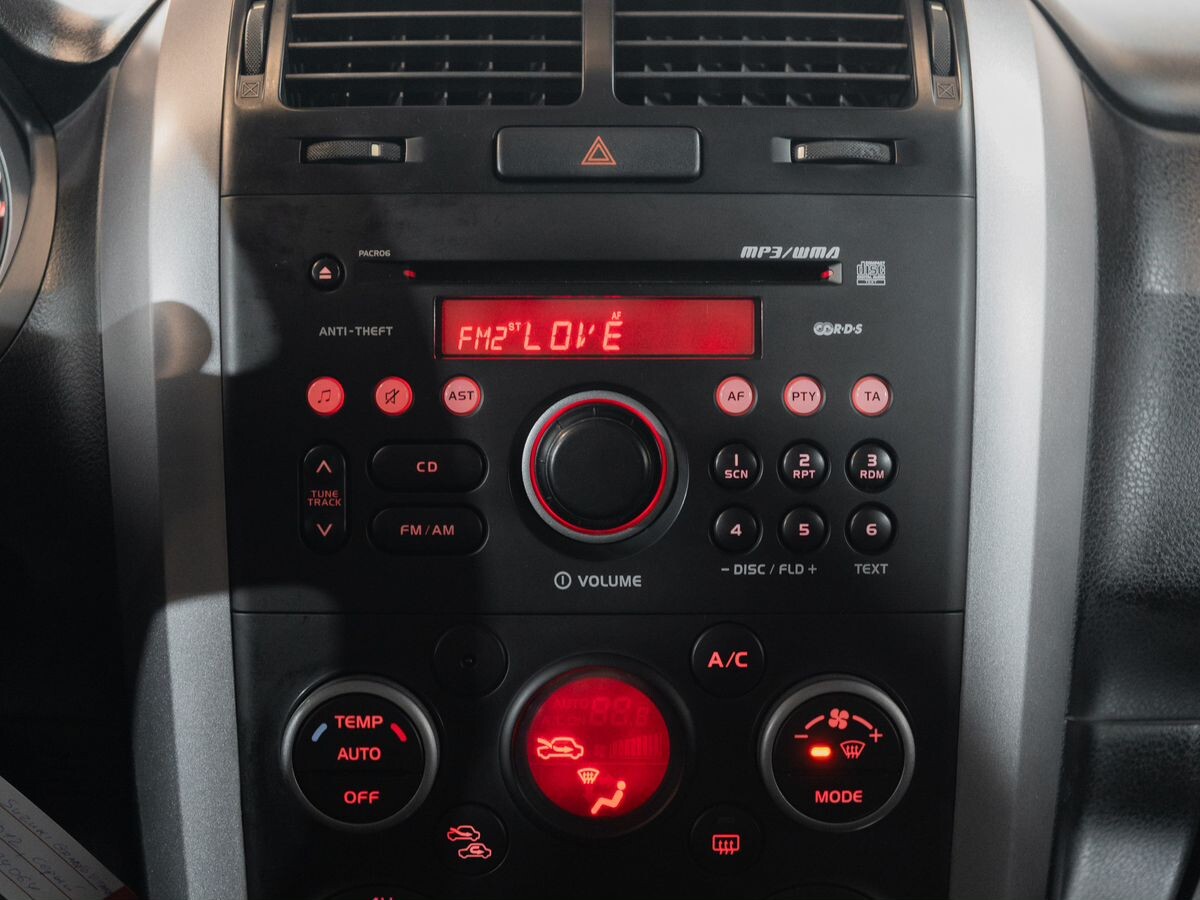 Suzuki Grand Vitara 2012 - фото автомобиля