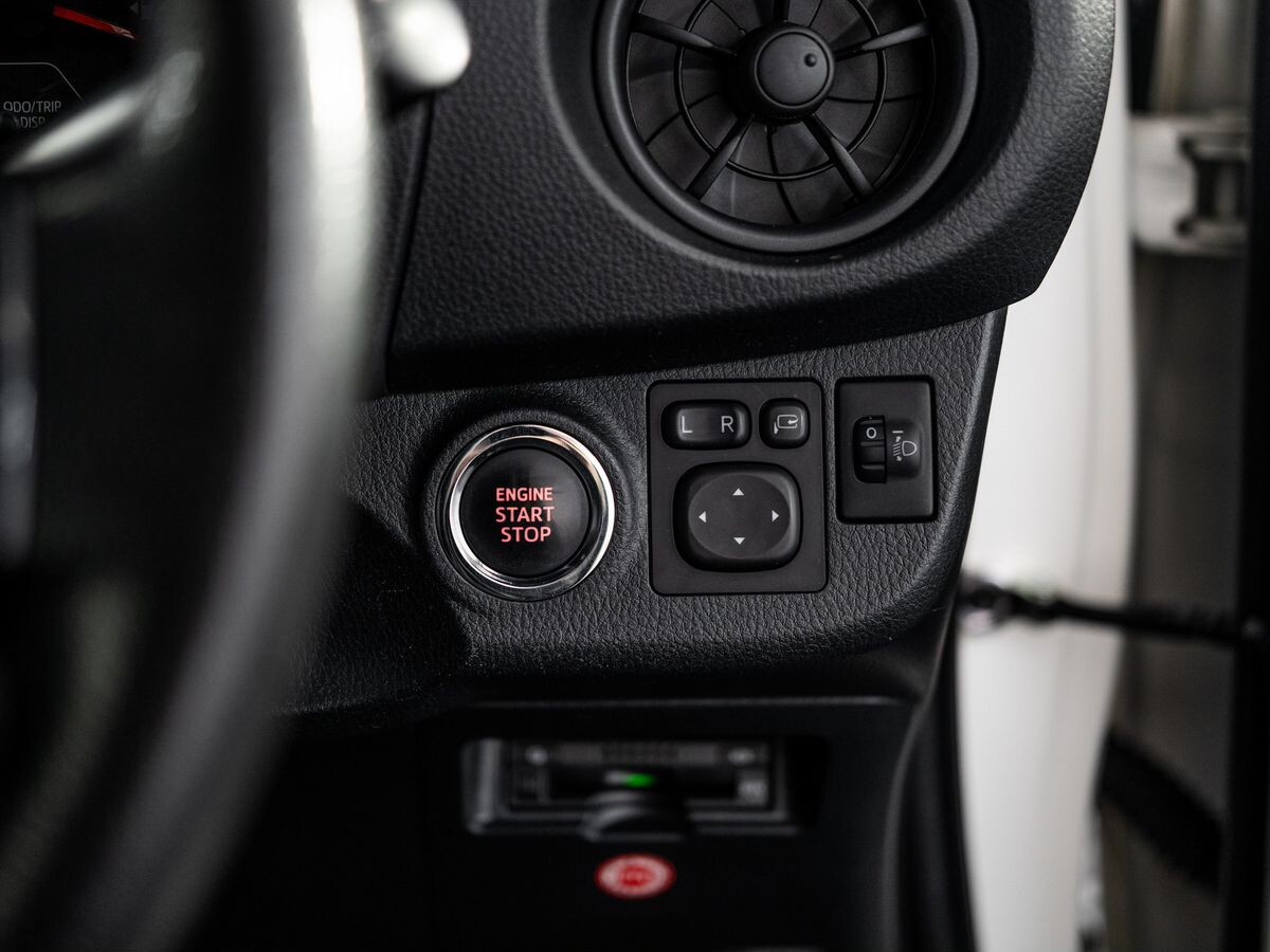 Toyota Vitz 2019 - фото автомобиля