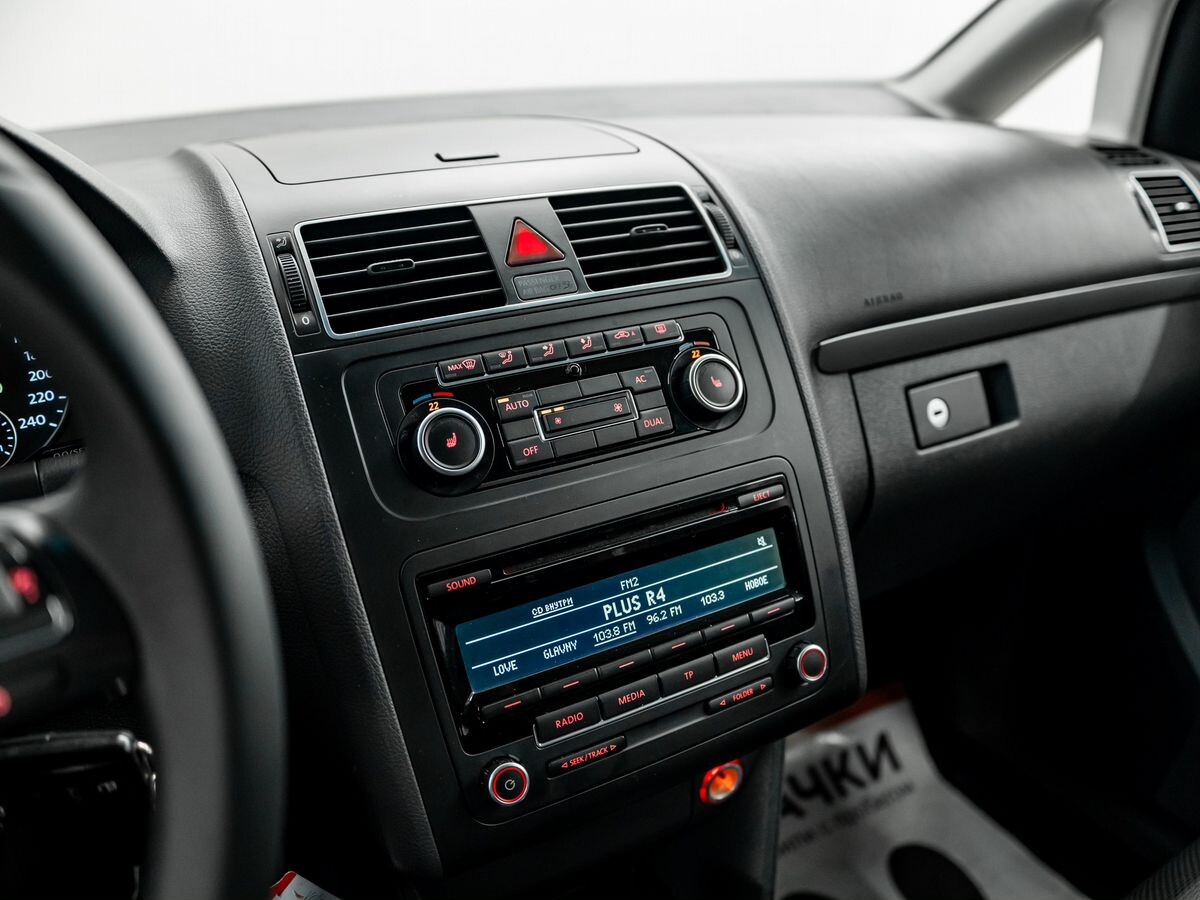 Volkswagen Touran 2012 - фото автомобиля