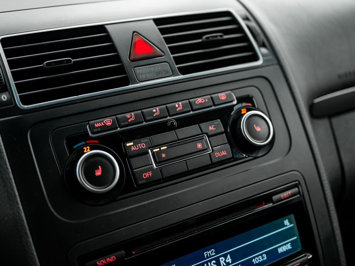 Volkswagen Touran 2012 - фото автомобиля