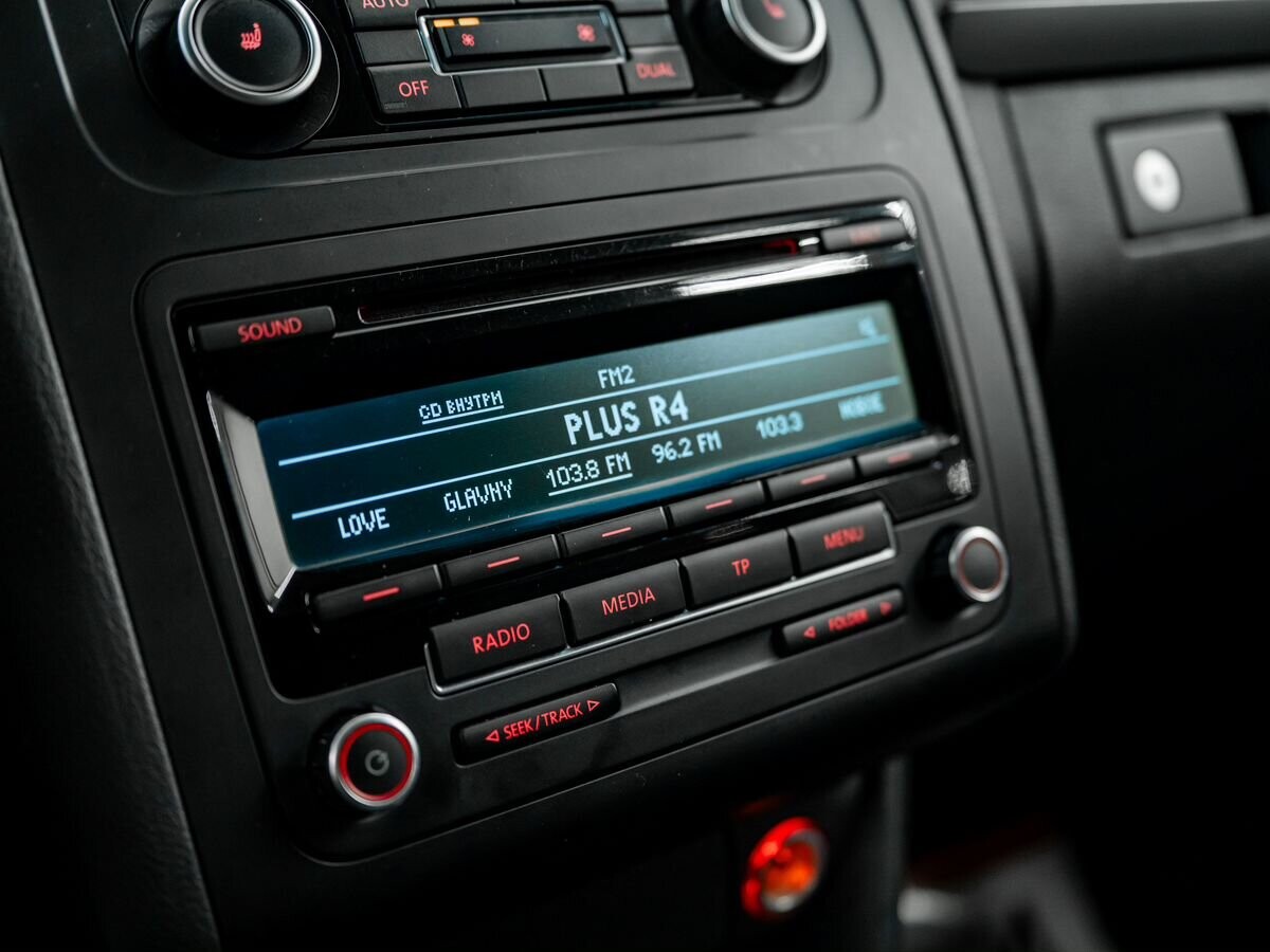 Volkswagen Touran 2012 - фото автомобиля