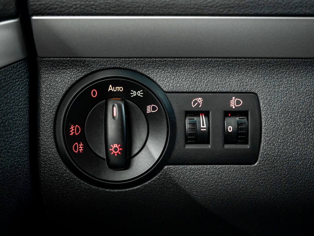 Volkswagen Touran 2012 - фото автомобиля