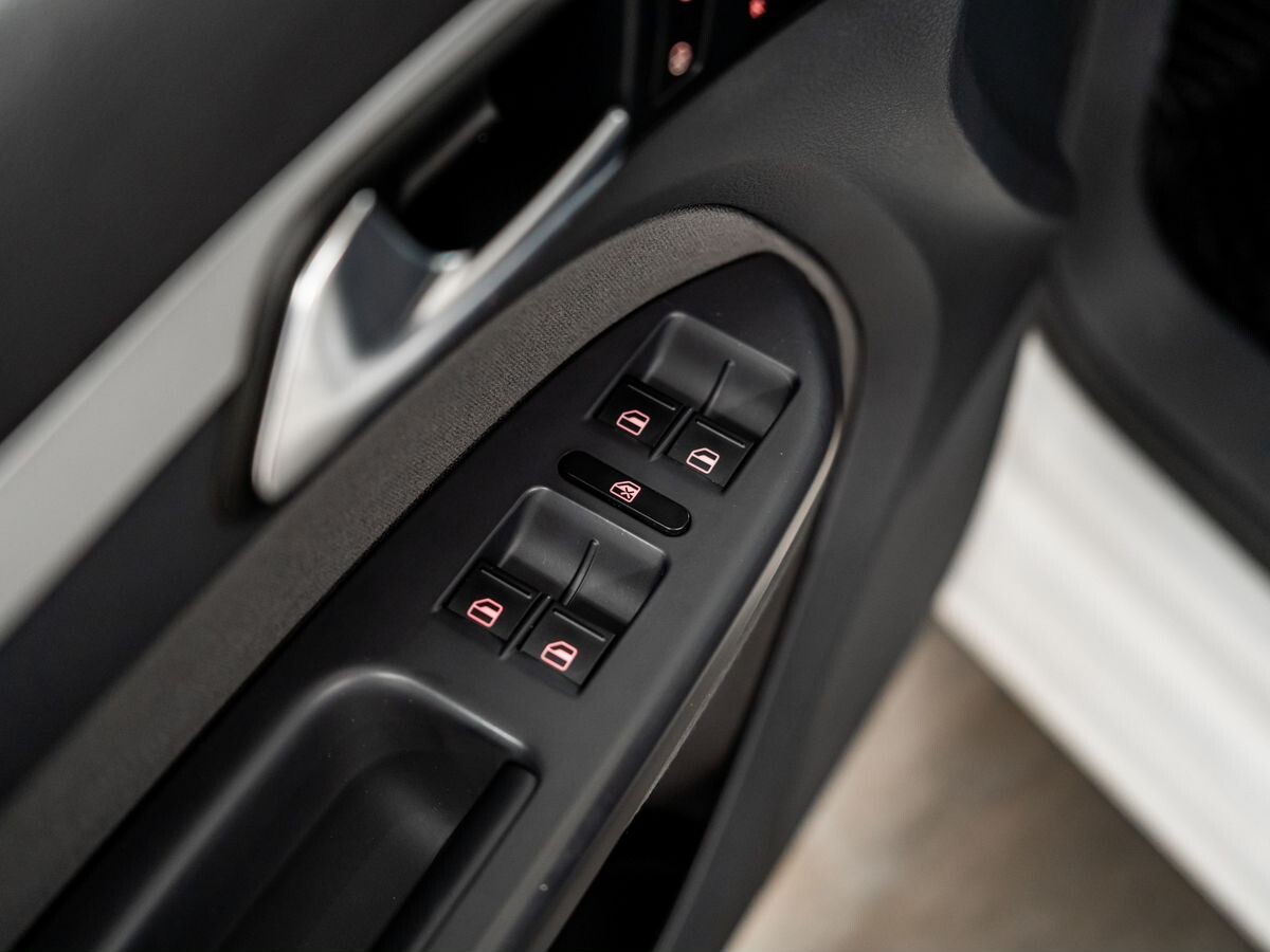 Volkswagen Touran 2012 - фото автомобиля