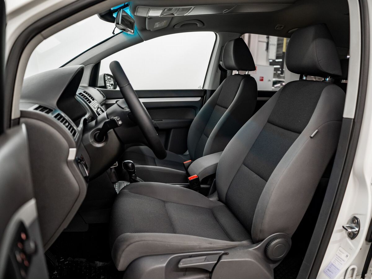 Volkswagen Touran 2012 - фото автомобиля