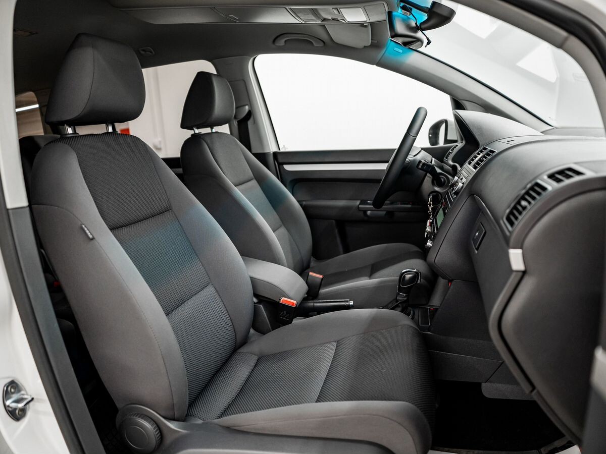 Volkswagen Touran 2012 - фото автомобиля