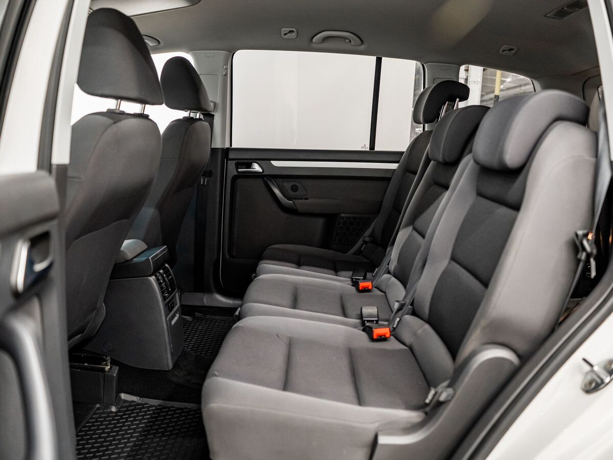 Volkswagen Touran 2012 - фото автомобиля