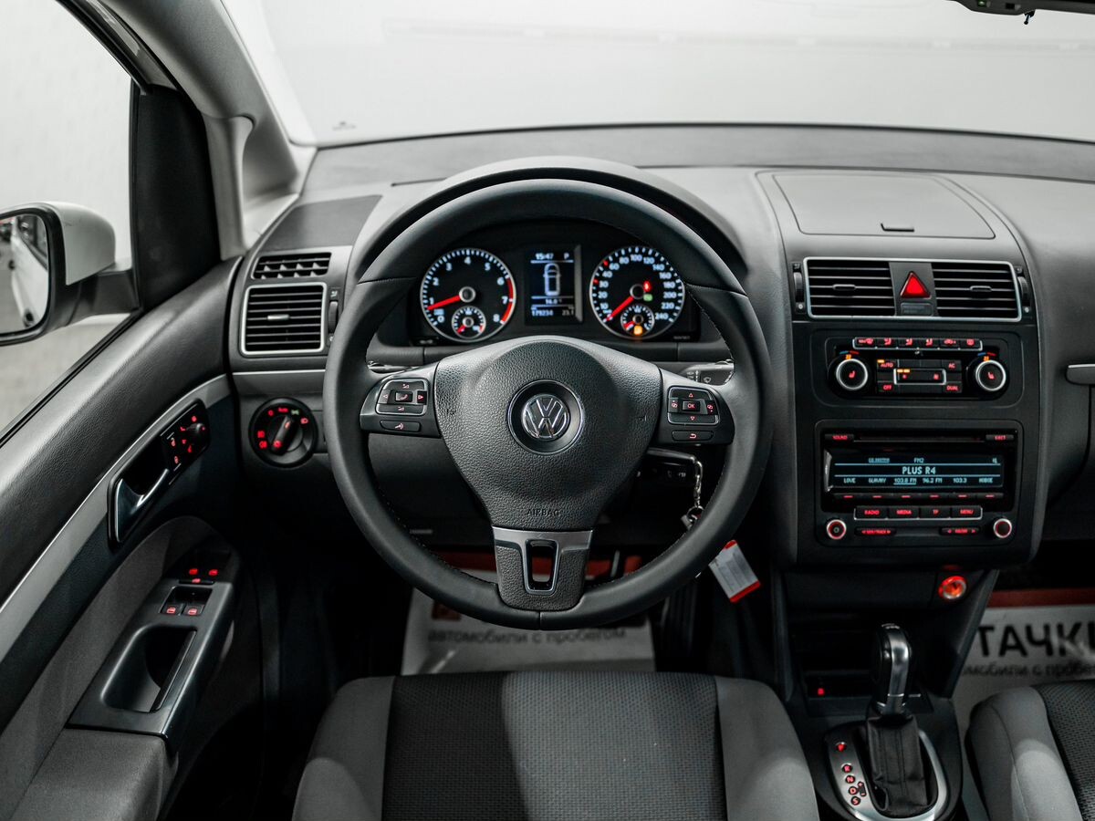 Volkswagen Touran 2012 - фото автомобиля