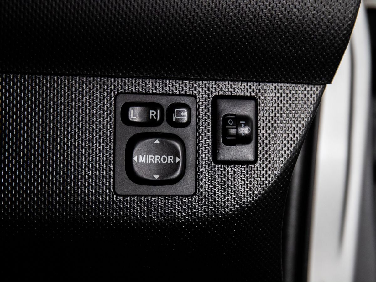 Toyota Ist 2009 - фото автомобиля