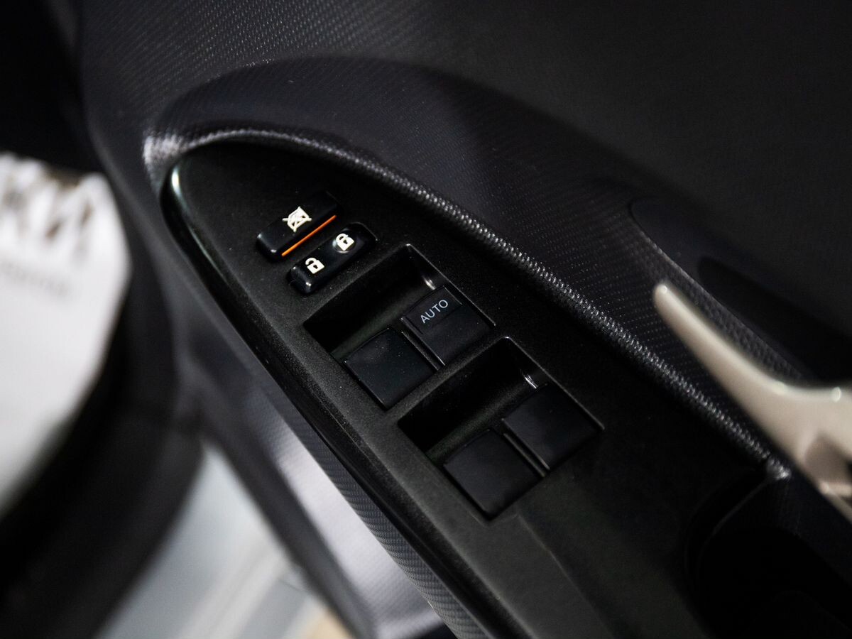 Toyota Ist 2009 - фото автомобиля