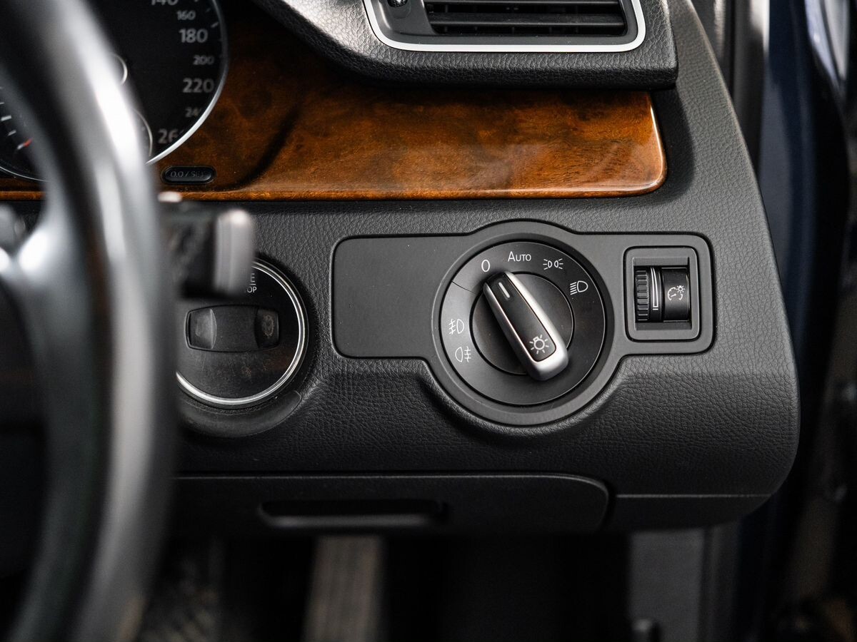 Volkswagen Passat 2011 - фото автомобиля