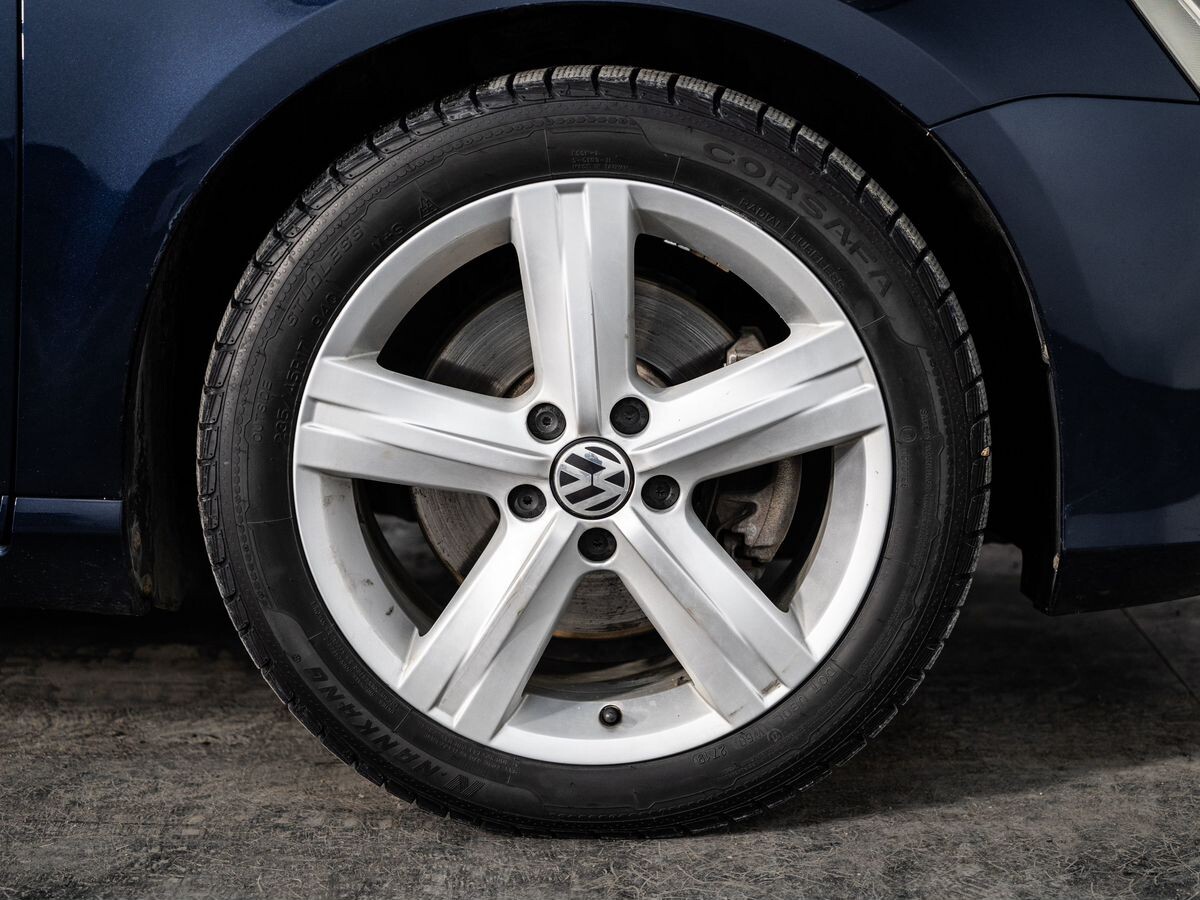 Volkswagen Passat 2011 - фото автомобиля