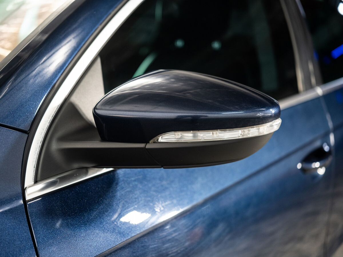 Volkswagen Passat 2011 - фото автомобиля