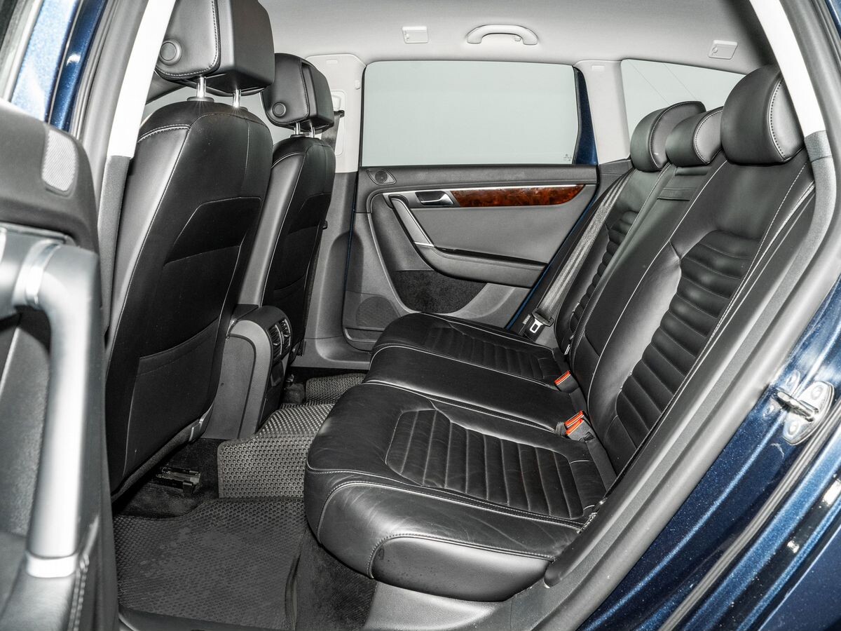 Volkswagen Passat 2011 - фото автомобиля