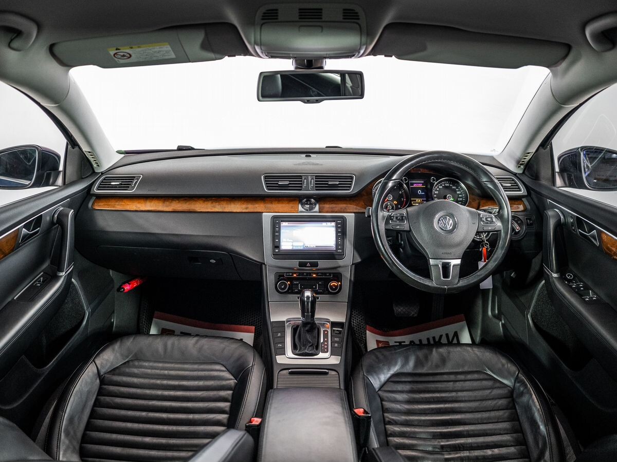 Volkswagen Passat 2011 - фото автомобиля